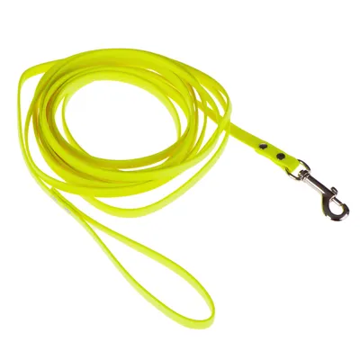 Hundesnor i neon-gul plast med metal karabinhage og håndtag. Snoren er rullet sammen og har synlige nitter ved fastgørelsen til karabinhagen.