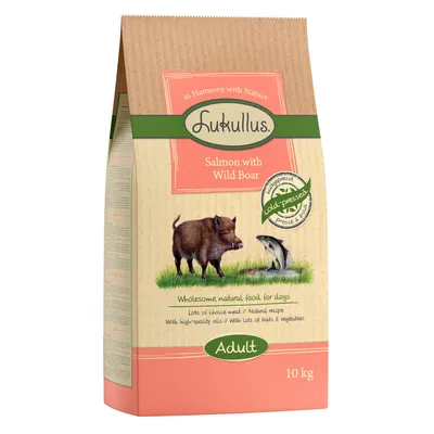 Lukullus Salmon with Wild Boar, hladno stiskana hrana za pse Adult, 10 kg. Vidna oznaka 'cold-pressed'. Besedilo v angleščini: Wholesome natural food for dogs.