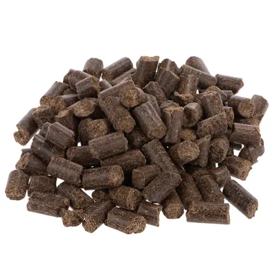 Pelete cilindrice maro din material presat, stivuite liber. Imaginea produsului fără ambalaj.