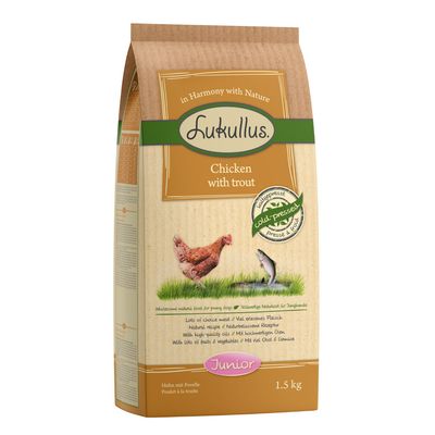 Saco de 1,5 kg de pienso Lukullus Junior, Chicken with trout, con imágenes de pollo y trucha, sello Cold-pressed y textos en inglés sobre ingredientes naturales para perros jóvenes.