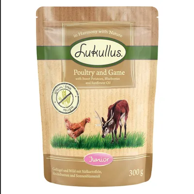 Lukullus Poultry and Game s batáty, borůvkami a slunečnicovým olejem, grain-free recipe, Junior, 300 g. Text v angličtině a němčině na obalu.