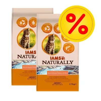 Två förpackningar IAMS Naturally Adult kattmat, North Atlantic Salmon & Rice, 2,7 kg. Synligt erbjudande med procenttecken. Text: vitaminer, omega 3 & 6, protein.
