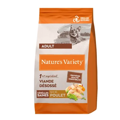 Sac de croquettes Nature’s Variety Adult pour chat, 1er ingrédient viande désossée, céréales saines avec du poulet, emballage recyclable, protéines qualité et digestibilité visibles sur l’emballage.