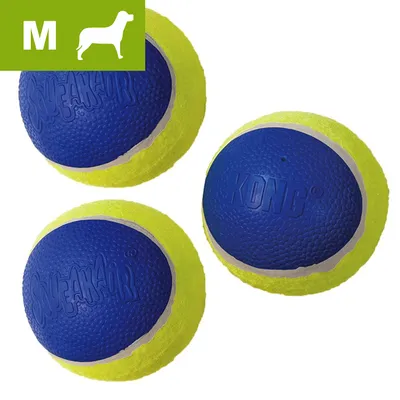 Trois balles pour chien KONG SqueakAir taille M, surface bleue et jaune, marquages visibles : 'KONG' et 'SqueakAir'. Indication taille M en haut à gauche avec pictogramme chien.