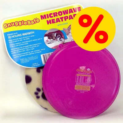 SnuggleSafe Microwave Heatpad con copertura, disco riscaldante rosa per pet, tabella tempi di riscaldamento visibile, simbolo percentuale giallo per offerta.