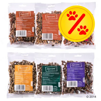 Sex påsar Chewies hundgodis, 200 g per påse, olika smaker. Stor gul rabattikon med röda tassavtryck synlig ovanpå förpackningarna. Sex påsar Chewies hundgodis, 200 g per påse, olika smaker. Stor gul rabattikon med röda tassavtryck synlig ovanpå förpackningarna.