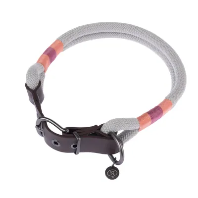 Halsband van grijs touw met lederen details, metalen sluiting en gekleurde accenten in oranje en paars. Hanger met NT-logo zichtbaar.