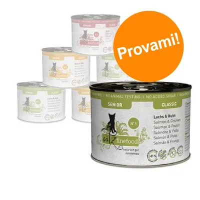Scatolette di cibo per gatti catz finefood Senior Classic, visibile variante Lachs & Huhn (Salmone e Pollo), etichetta verde. Bollino arancione con testo: Provami! Scatolette di cibo per gatti catz finefood Senior Classic, visibile variante Lachs & Huhn (Salmone e Pollo), etichetta verde. Bollino arancione con testo: Provami!