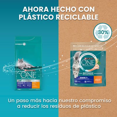 Texto: Ahora hecho con plástico reciclable. 30%. Un paso más hacia nuestro compromiso a reducir los residuos de plástico. Purina ONE Bifensis Senior 7+ visible en dos envases.