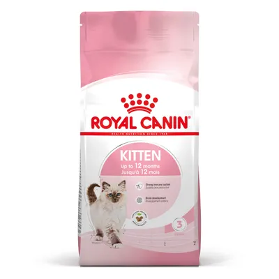 Balení krmiva Royal Canin Kitten, nápis KITTEN Up to 12 months, obrázek kotěte, piktogramy Strong immune system a Brain development, růžovo-bílý obal.