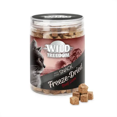 Wild Freedom frystorkad oxlever, 100 % ren snacks i tärningsform. Förpackningen visar ett svart kattansikte och landskap i bakgrunden.