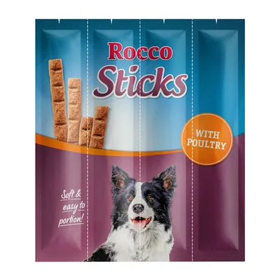 Emballage Rocco Sticks, texte visible : With poultry, Soft & easy to portion!, illustration de bâtonnets et d’un chien noir et blanc. Fond bleu et violet.