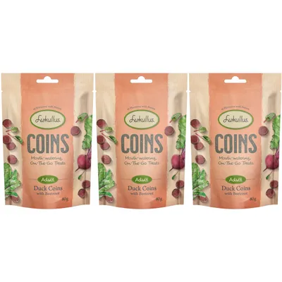 Lot de 3 sachets Lukullus COINS Adult Duck Coins with Beetroot 80g, friandises pour chien. Texte visible : Mouth-watering On-The-Go Treats, In Harmony with Nature.