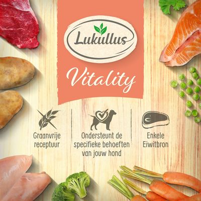 Lukullus Vitality. Graanvrije receptuur. Ondersteunt de specifieke behoeften van jouw hond. Enkele eiwitbron. Afbeeldingen van vlees, aardappel, zalm, erwten, kip, broccoli en wortel.