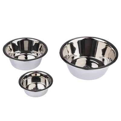 Tre ciotole in acciaio inox di diverse dimensioni, adatte per cibo o acqua.