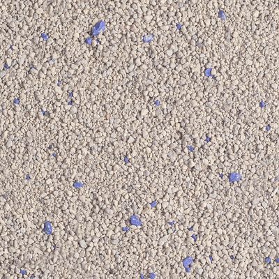 Close-up van kattenbakvulling met beige korrels en verspreide blauwe stukjes, materiaal lijkt op klei.