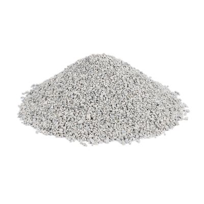 Насыпь серого гранулированного наполнителя для кошачьего туалета без упаковки, материал похож на мелкий гравий или минерал