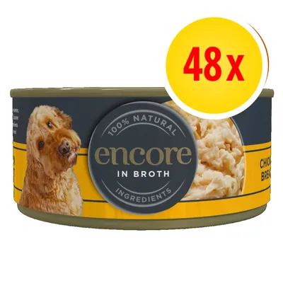 Lata de comida para perros encore in broth, 100% natural ingredients. Etiqueta amarilla con imagen de perro y pechuga de pollo visible. Paquete de 48 unidades indicado en círculo amarillo. Lata de comida para perros encore in broth, 100% natural ingredients. Etiqueta amarilla con imagen de perro y pechuga de pollo visible. Paquete de 48 unidades indicado en círculo amarillo.