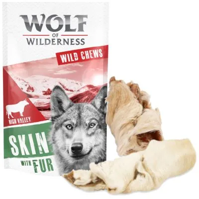 Wolf of Wilderness Wild Chews High Valley Skin with Fur – opakowanie przysmaków dla psów z wizerunkiem wilka oraz dwa kawałki skóry z sierścią widoczne obok.