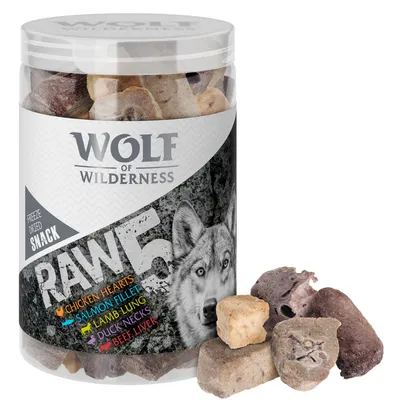 Wolf of Wilderness RAW5 frysetørret snack. Synlig tekst: Chicken Hearts, Salmon Fillet, Lamb Lung, Duck Necks, Beef Liver. Blanding af forskellige tørrede stykker i plastbøtte.