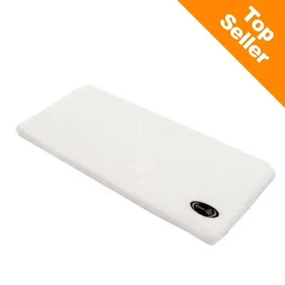 Biely obdĺžnikový matrac s čiernym štítkom „Aumüller“. Oranžový roh s anglickým textom „Top Seller“ v pravom hornom rohu. Biely obdĺžnikový matrac s čiernym štítkom „Aumüller“. Oranžový roh s anglickým textom „Top Seller“ v pravom hornom rohu.