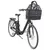 Vélo noir avec panier de transport pour animal fixé au guidon, panier en tissu noir avec parties en maille et poignées visibles, sans animal à l’intérieur.