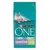 Purina ONE Bifensis Dual Defense Sensitive macskaeledel, SENSITIVE, Reich an Truthahn und Reis felirattal, zöld csomagolásban, fekvő szürke macska képe látható rajta.