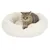 Chat tigré allongé dans un panier rond en tissu blanc à rebords épais, surface douce et moelleuse visible.