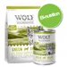 Wolf of Wilderness Green Fields, recette 100 % sans céréales. Sacs et boîte visibles avec texte Bi-nutrition sur rond vert. Texte en anglais : lots of fresh chicken meat with fruits of the forest.