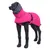Sort hundemannequin iført pink frakke med grå krave og reflekterende detaljer. Mærke: Hurtta, synligt på siden af frakken.