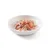 Assiette blanche contenant de la nourriture humide pour animaux, morceaux de viande et crevettes visibles dans une sauce claire. Aucun emballage ou marque n’est visible.