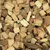 Holzchips in verschiedenen natürlichen Brauntönen, geeignet für Heimtierbedarf oder Dekoration.