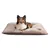 Coussin rectangulaire en tissu beige avec motif patte, chien de taille moyenne allongé dessus. Coussin posé sur fond blanc, sans autres éléments visibles.