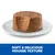 Mokra hrana za kućne ljubimce na bijelom tanjuru, prikazana tekstura mousse. Tekst: SOFT & DELICIOUS MOUSSE TEXTURE (na engleskom jeziku).