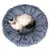 Ronde, gevoerde kattenligplaats in blauw met een kat erop liggend. Toont comfort en design van het product.