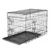 Cage en métal noir avec porte à loquet et plateau amovible en plastique visible au fond, adaptée pour animaux de compagnie. Aucun logo ou texte visible.