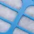 Nahaufnahme eines blauen Filters mit weissem Filzmaterial, geeignet für Luft- oder Wasserreinigungssysteme.