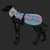 Mantello riflettente dai colori arcobaleno con protezione per collo e addome su una figura modello di cane nera, mostrata di lato.