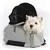 Sac de transport gris en tissu avec poches zippées et parties en maille, chien blanc assis à l’intérieur, tête dépassant par l’ouverture latérale.