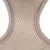 Nærbillede af en beige sele i åndbart netmateriale med bløde kanter.