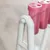 Detail van wit kunststof frame met roze transparante buisjes, elk voorzien van drie openingen in het deksel. Materiaal: kunststof.