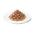 Portie natvoer in saus, bestaande uit kleine stukjes vlees op een wit bord, zonder zichtbare verpakking of merknaam.