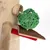 Giocattolo in legno con palla verde in fibre intrecciate, bastoncino rosso in legno e pezzo di legno naturale. Adatto per pet per giocare o masticare.