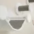 Set di mobili tiragraffi da parete con superfici in peluche bianco e superfici tiragraffi in sisal grigio, composto da area di riposo e tronchetti tiragraffi.
