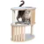 Arbre à chat en bois clair avec trois niveaux, plateformes recouvertes de feutre gris et poteaux en sisal, un chat adulte debout sur le niveau intermédiaire. Aucun texte visible.