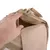 Sac de transport beige pour animaux, tissu et filet, fermeture éclair ouverte montrant l’intérieur. Main tenant le rabat supérieur en filet.