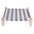 Klein bed met gestreepte stoffen bekleding in grijs en wit, houten frame met vier poten.