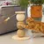 Giocattolo tiragraffi per gatti in legno e sisal con tre palline, pendente con piuma. Gatto che interagisce con il gioco.