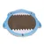 Griffoir en carton en forme de tête de requin bleu avec surface centrale en carton ondulé, marque TIAKI visible sur le devant.