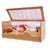 Hamstergehege aus Holz mit offenem Deckel, roter Burg, Rampen, Häuschen und Einstreu. Enthält Futternapf und Spielbereiche.